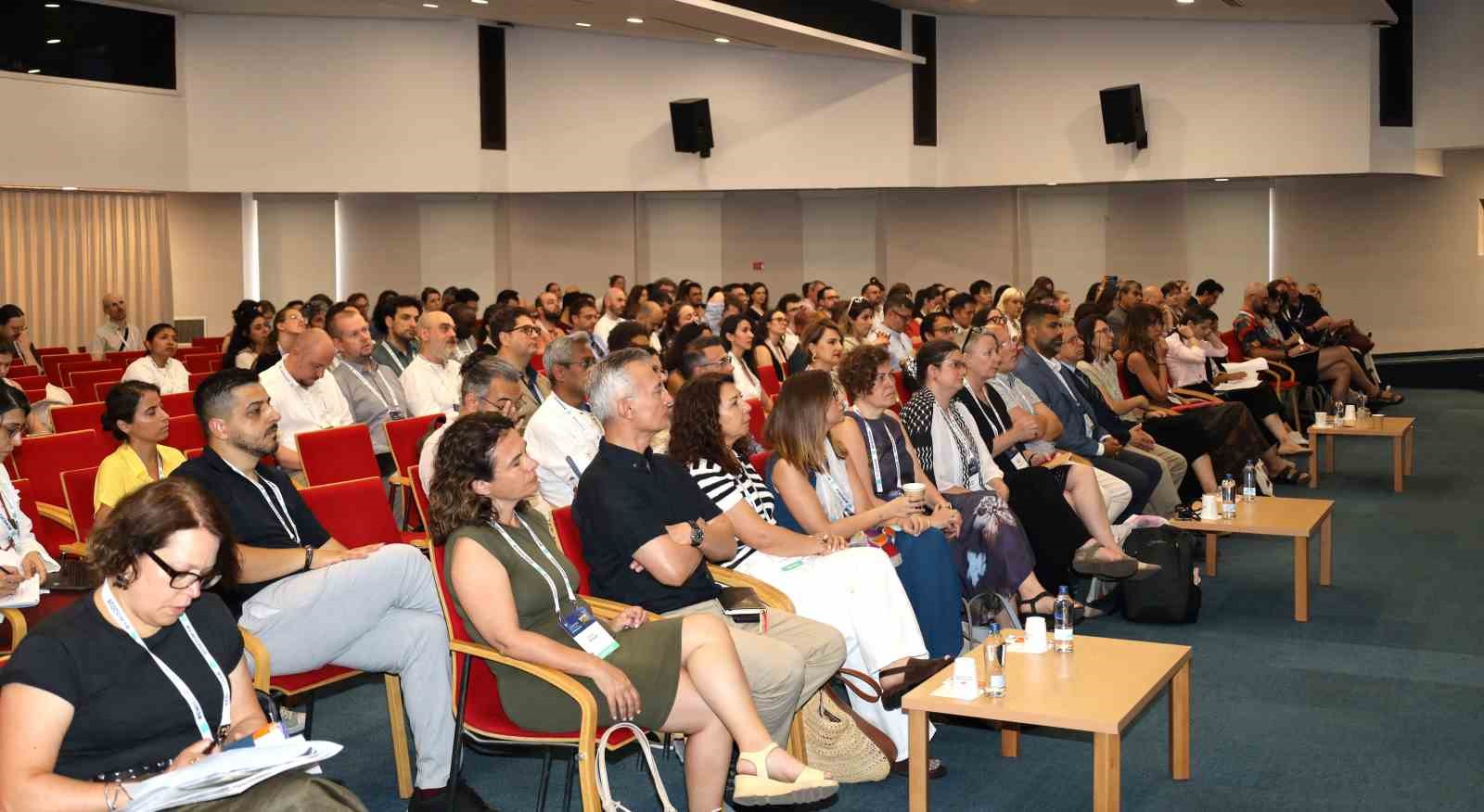 KÜRESEL SORUNLARA İZMİR’DEN ORTAK AKIL