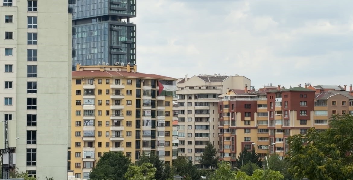 ABD BAŞKANI TRUMP’IN KALACAĞI OTELİN KARŞISINA FİLİSTİN BAYRAĞI ASILDI