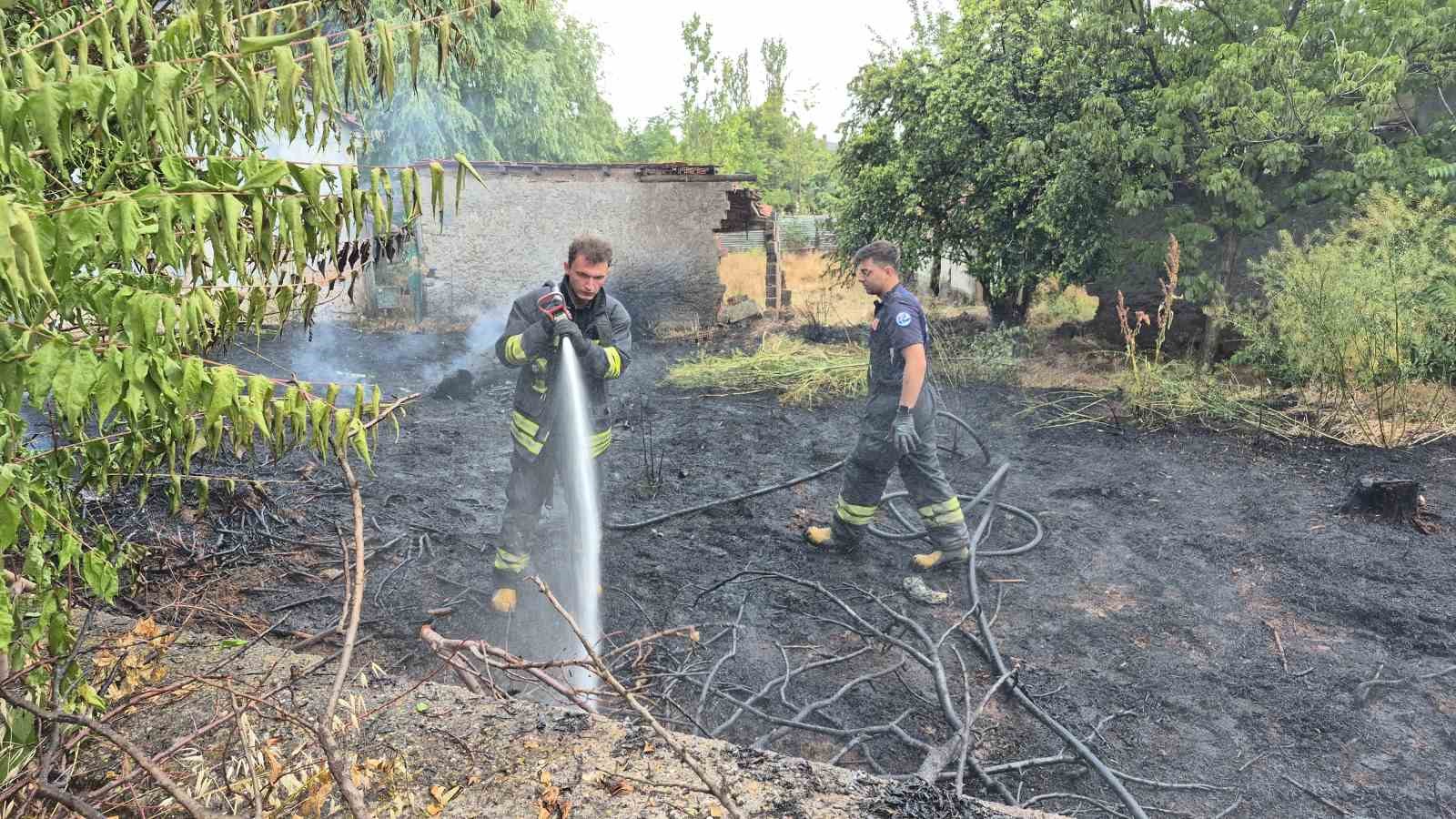 AĞZINDAN DÜŞÜRDÜĞÜ SİGARA SEBEBİ İLE BAHÇEYİ ALEVLER SARDI