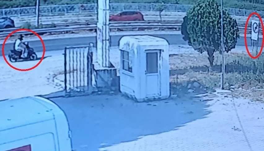 YOL KENARINDAKİ TABELAYA ÇARPAN MOTOSİKLETLİ KASK SAYESİNDE HAYATA TUTUNDU