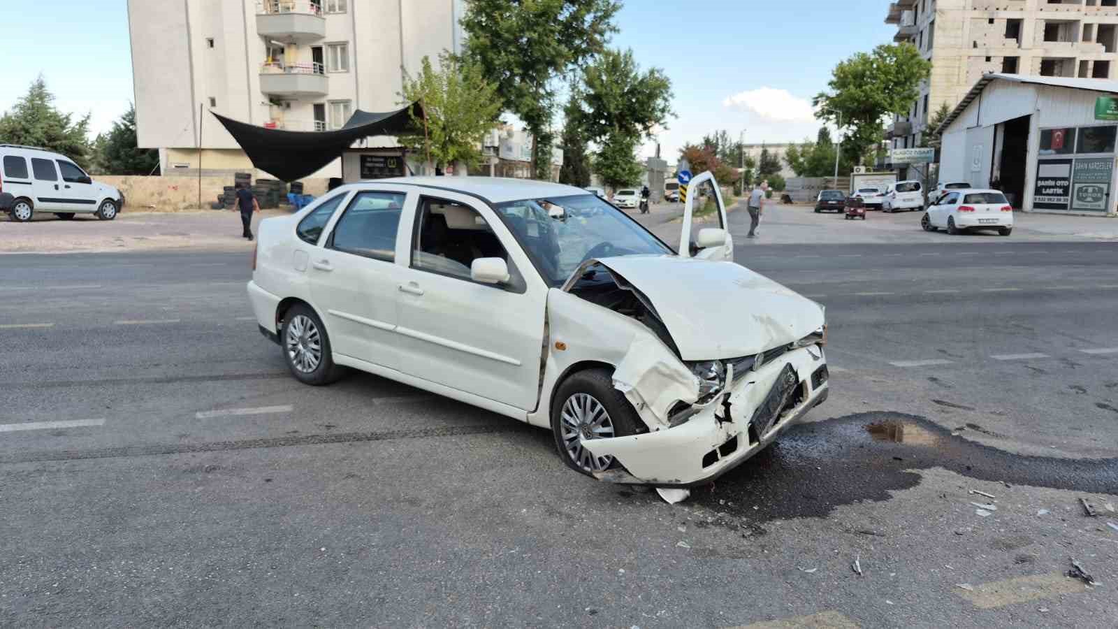 ADIYAMAN’DA İKİ OTOMOBİL ÇARPIŞTI: 1’İ AĞIR 3 YARALI
