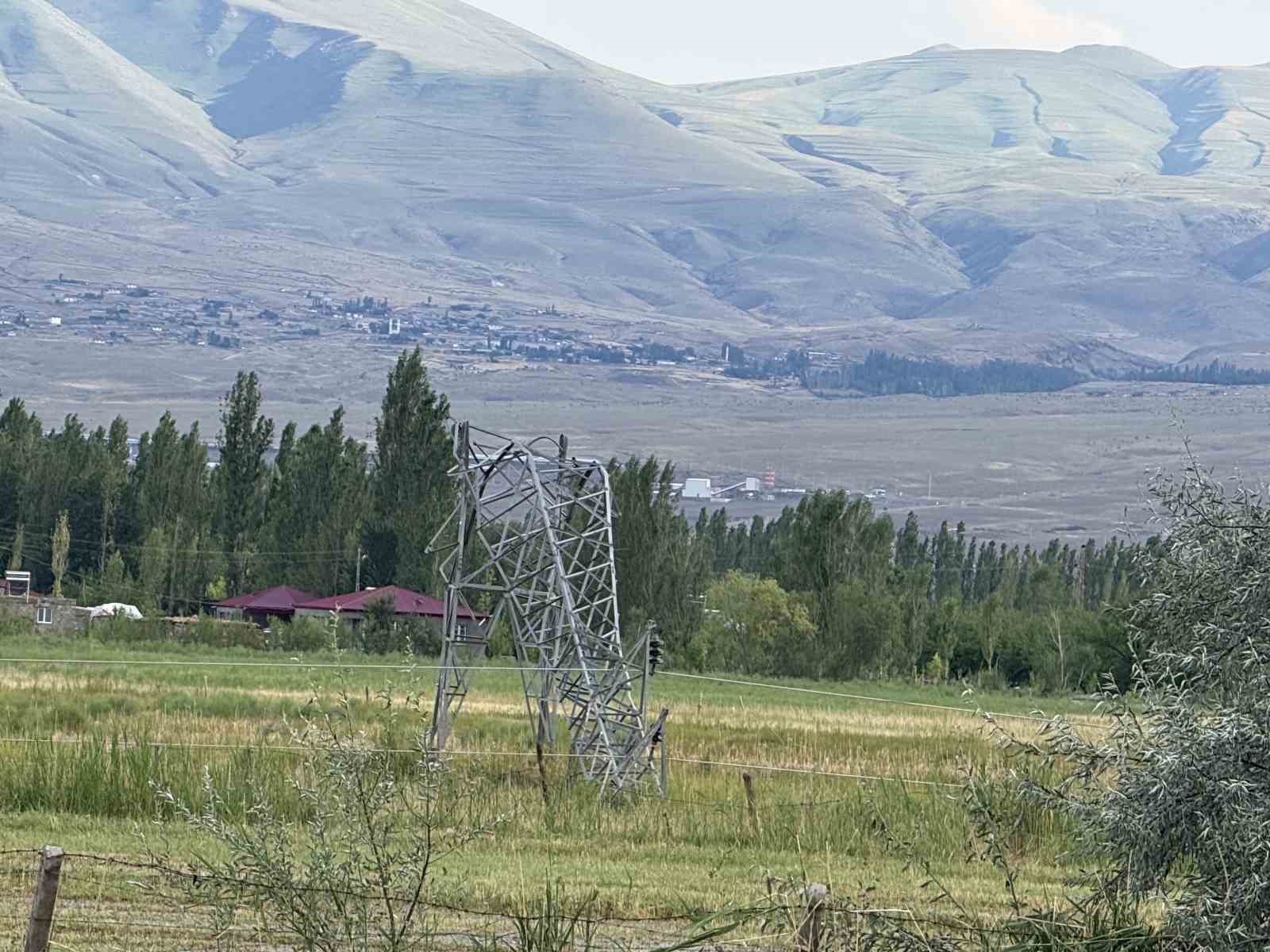 IĞDIR’DA FIRTINA ÇATILARI UÇURDU
