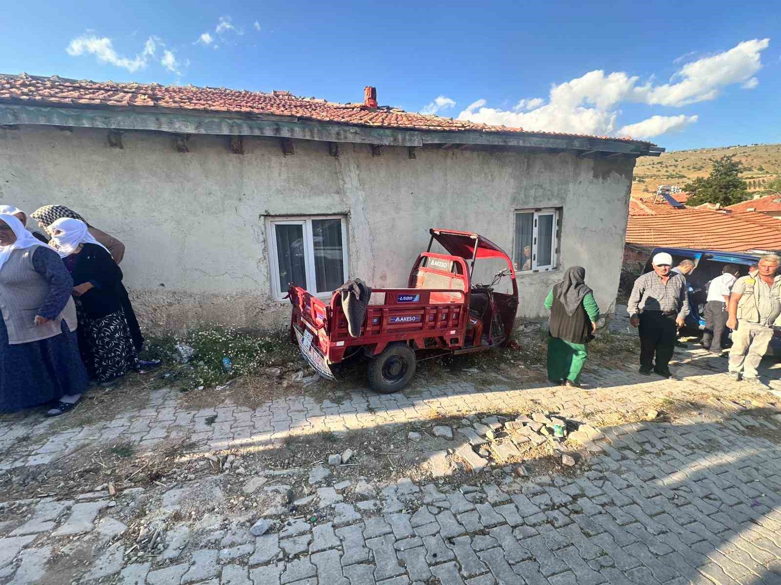 ELEKTRİKLİ MOTOSİKLET DUVARA ÇARPTI: 6 YARALI