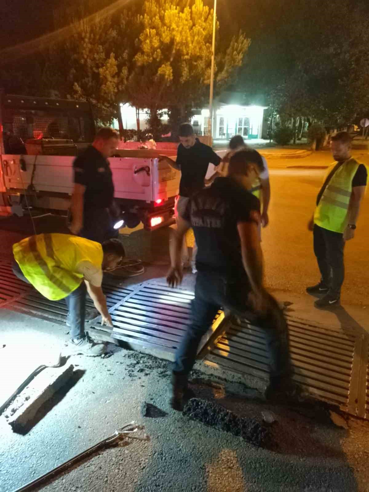 MAZGALDA 3 GÜN MAHSUR KALAN KEDİ, 2 SAATLİK ÇALIŞMAYLA KURTARILDI