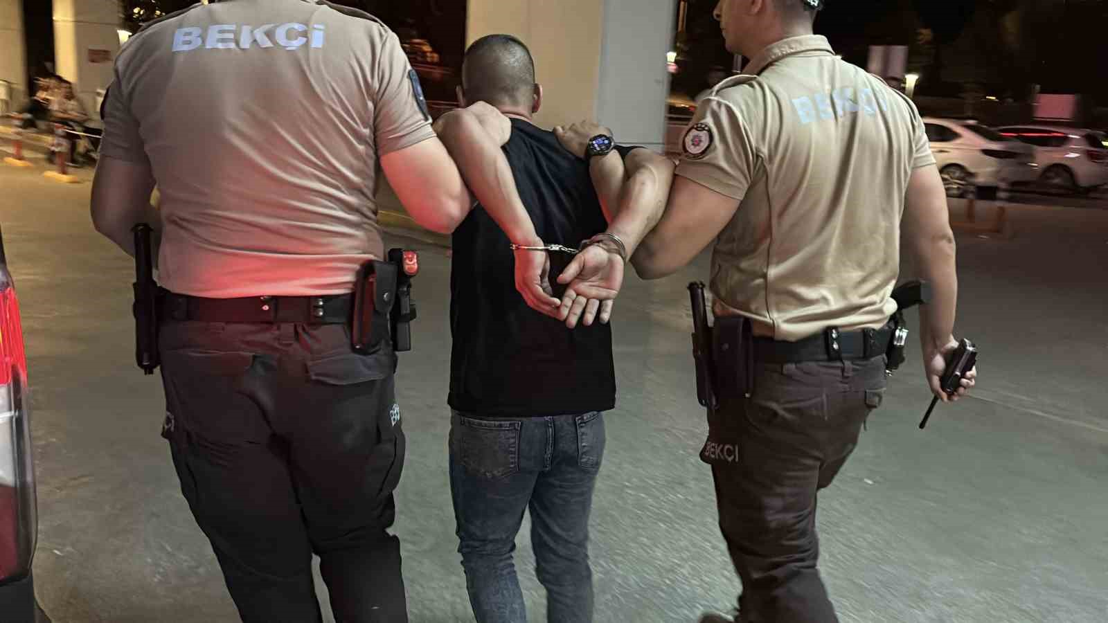 EDİRNE’DE 24 DÜZENSİZ GÖÇMEN İLE GÖÇMEN KAÇAKÇILIĞI ŞÜPHELİSİ YAKALANDI