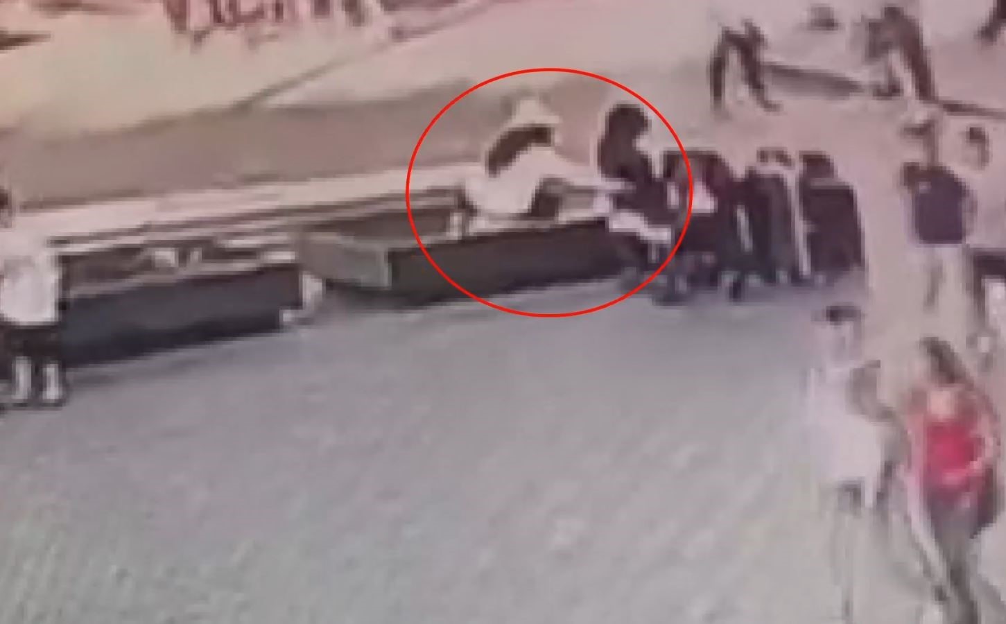 FATİH’TE KADIN HIRSIZ BANKTA OTURAN VATANDAŞIN ÇANTASINI BÖYLE ÇALDI