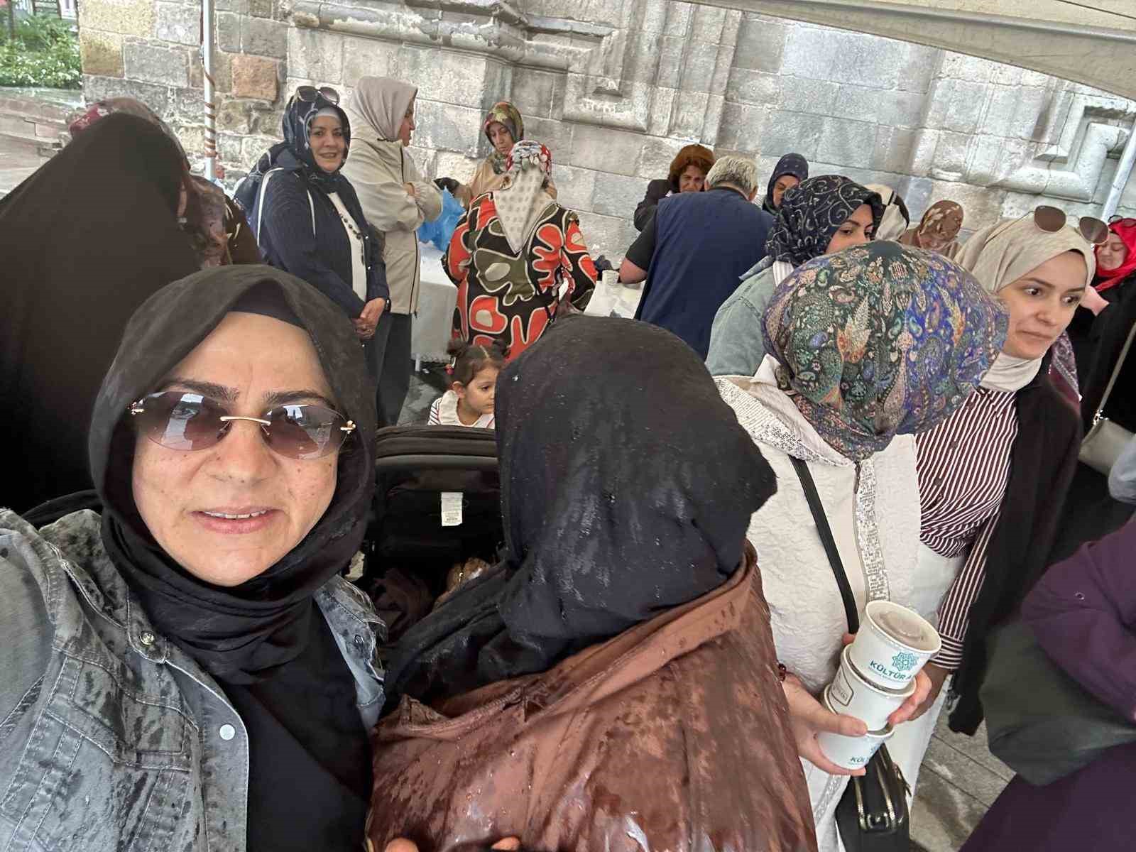 ERZURUM KENT KONSEYİ KADIN MECLİSİ’NDEN ÇİFTE MİNARELİ MEDRESE ÖNÜNDE AŞURE İKRAMI