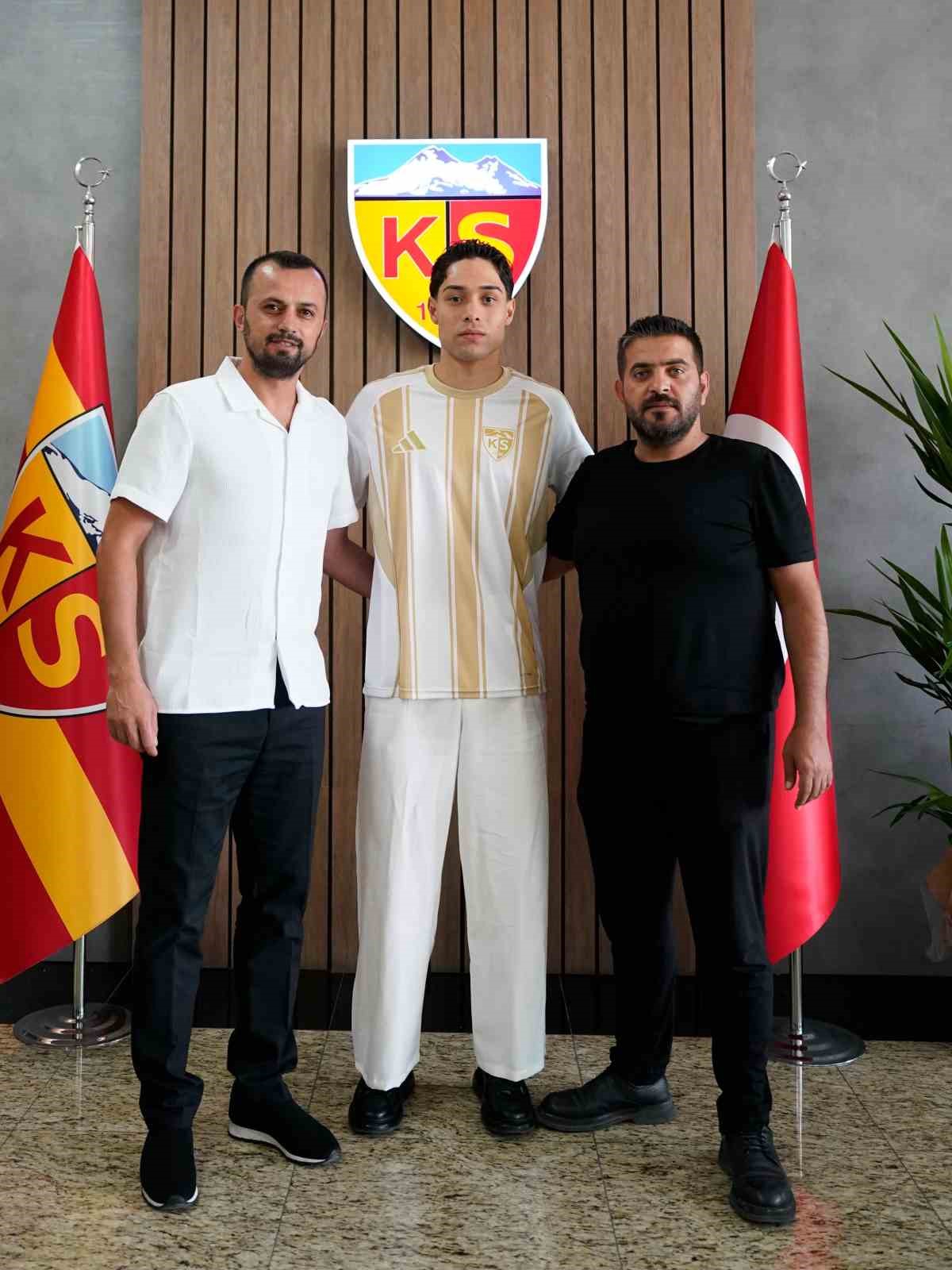 KAYSERİSPOR, TALHA SARIARSLAN İLE 3 YILLIK SÖZLEŞME İMZALANDI