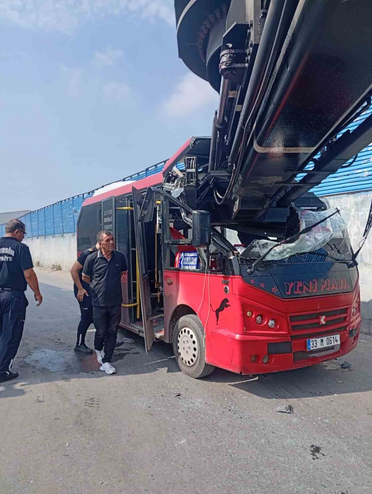 MERSİN’DE MİNİBÜS İLE VİNÇ ÇARPIŞTI: 1 YARALI