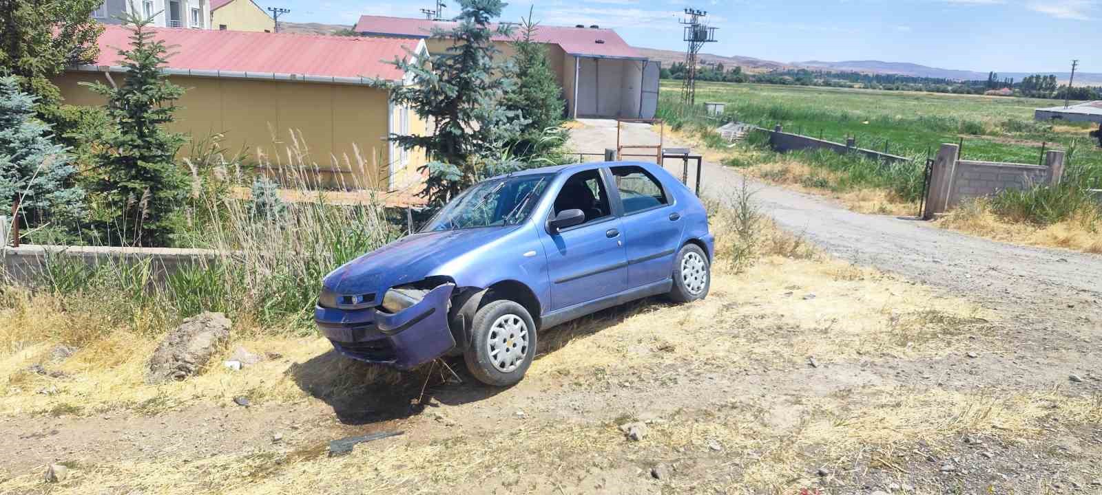 SİVAS’TA KONTROLDEN ÇIKAN OTOMOBİL BARİYERLERE ÇARPTI: 4 YARALI