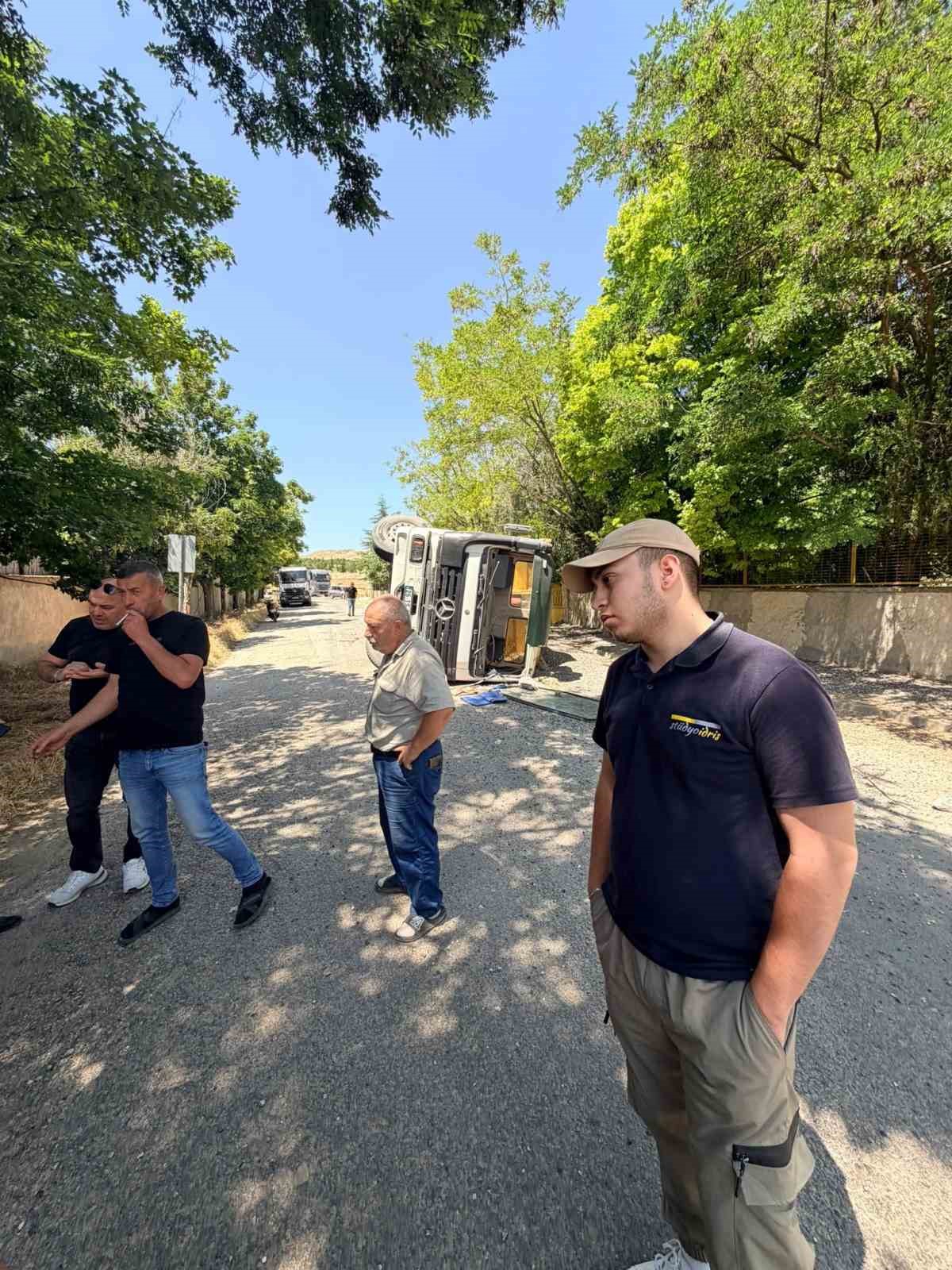SÜRÜCÜ KİMSEYE ZARAR VERMEMEK İÇİN FRENİ BOŞALAN TIRI YAN YATIRDI, 1 YARALI