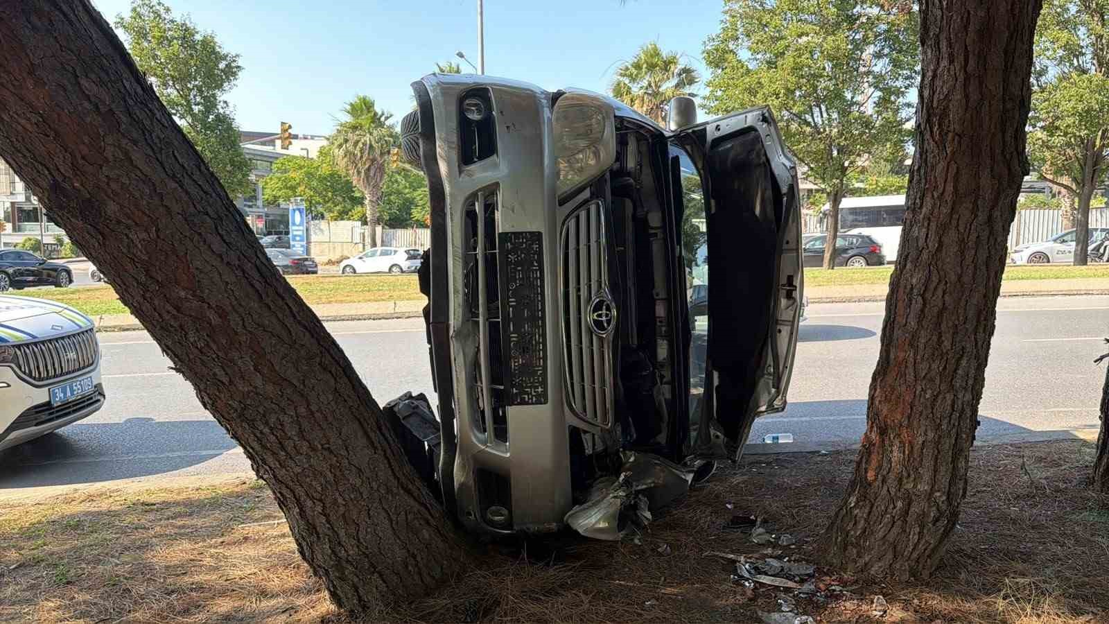 BAKIRKÖY’DE KONTROLDEN ÇIKAN OTOMOBİL TAKLA ATTI: 1 YARALI