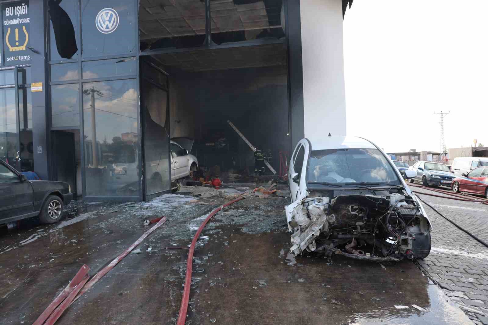 OTO TAMİRHANESİNDE YANGIN: 5 KİŞİ DUMANDAN ETKİLENDİ