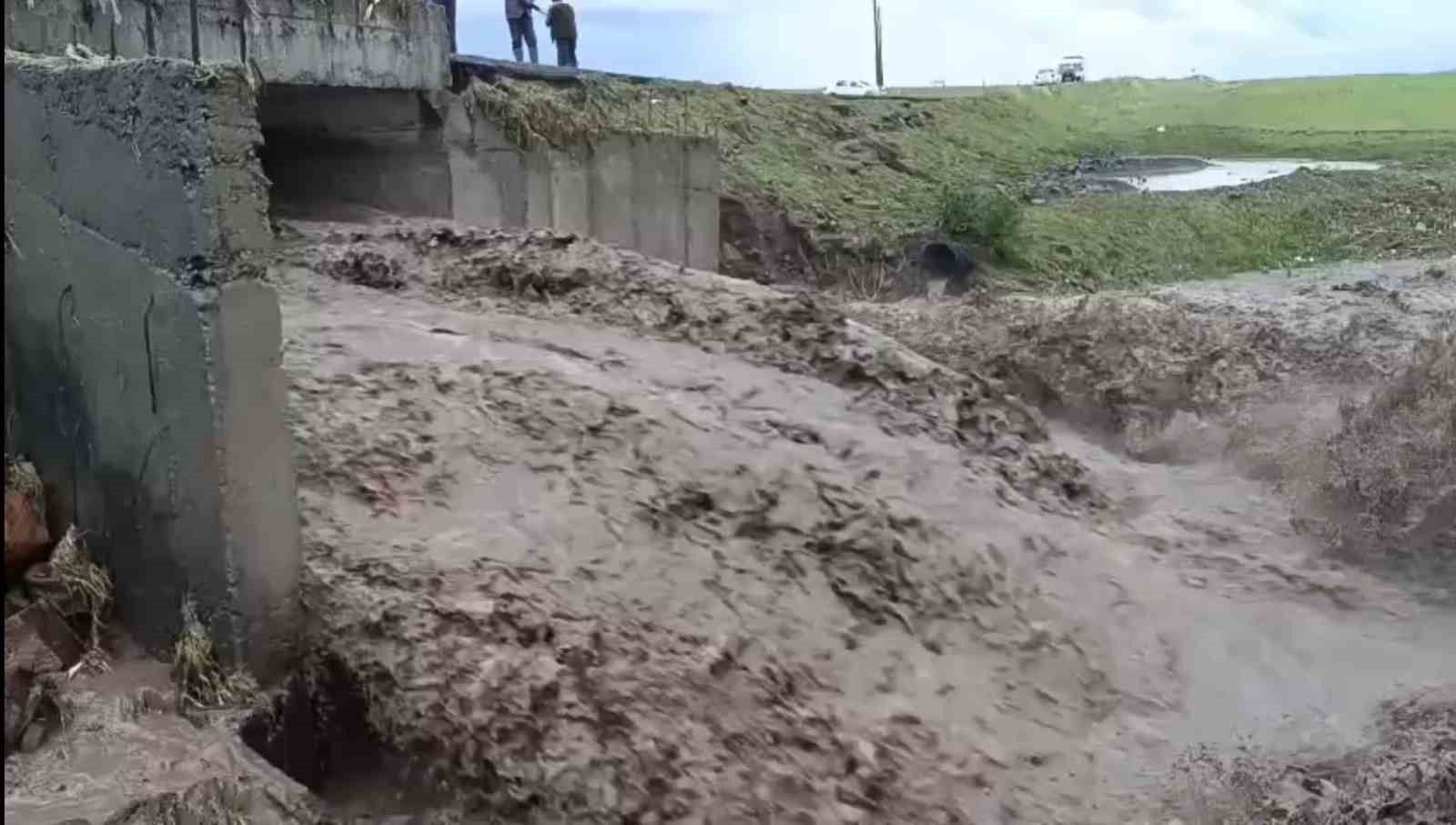 KARS’TA SEL ALARMI: ŞİDDETLİ YAĞIŞ KÖY YOLUNU ULAŞIMA KAPATTI