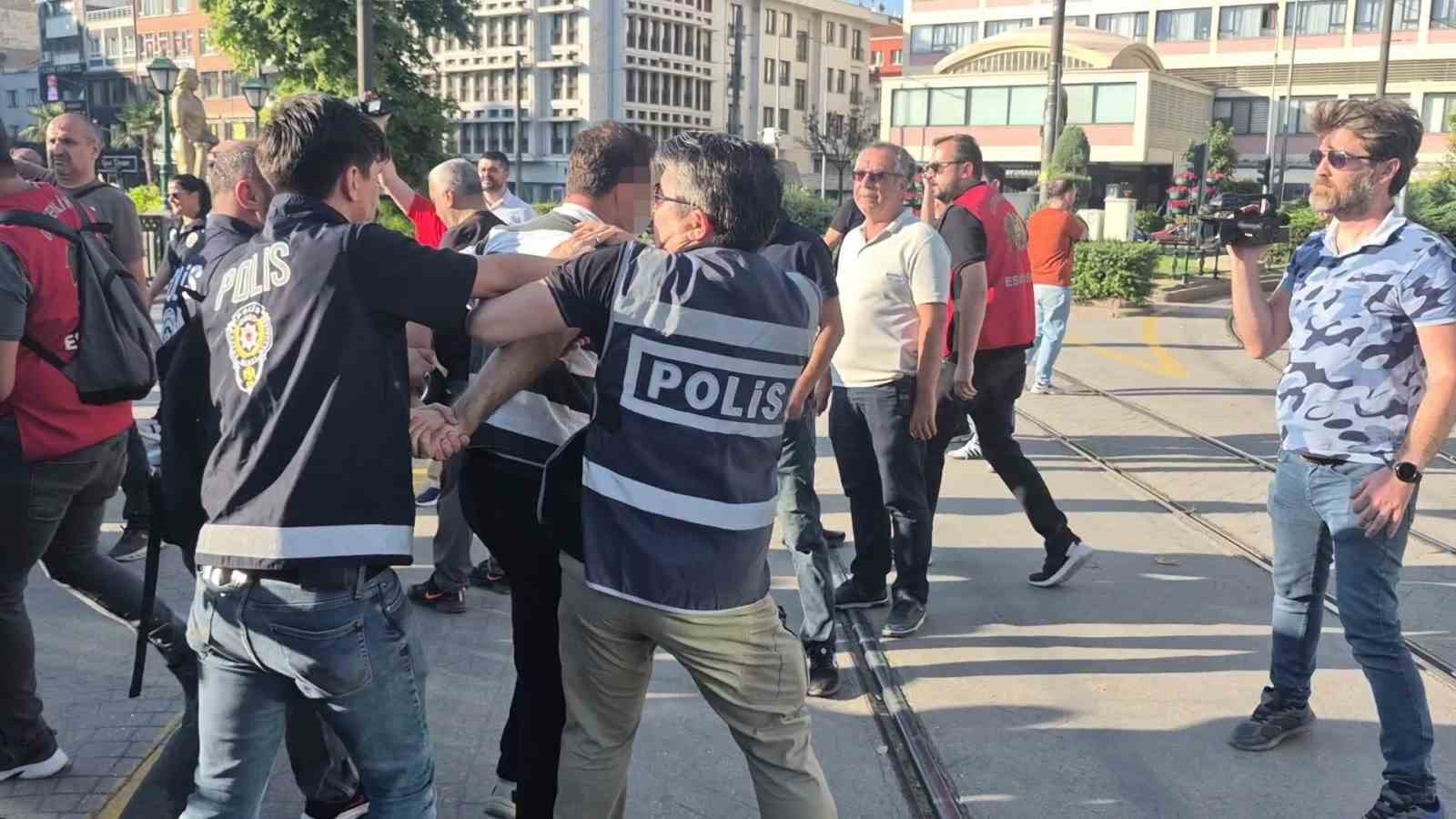ESKİŞEHİR’DE İZİNSİZ EYLEM YAPAN GRUBA POLİS MÜDAHALE ETTİ: 35 GÖZALTI