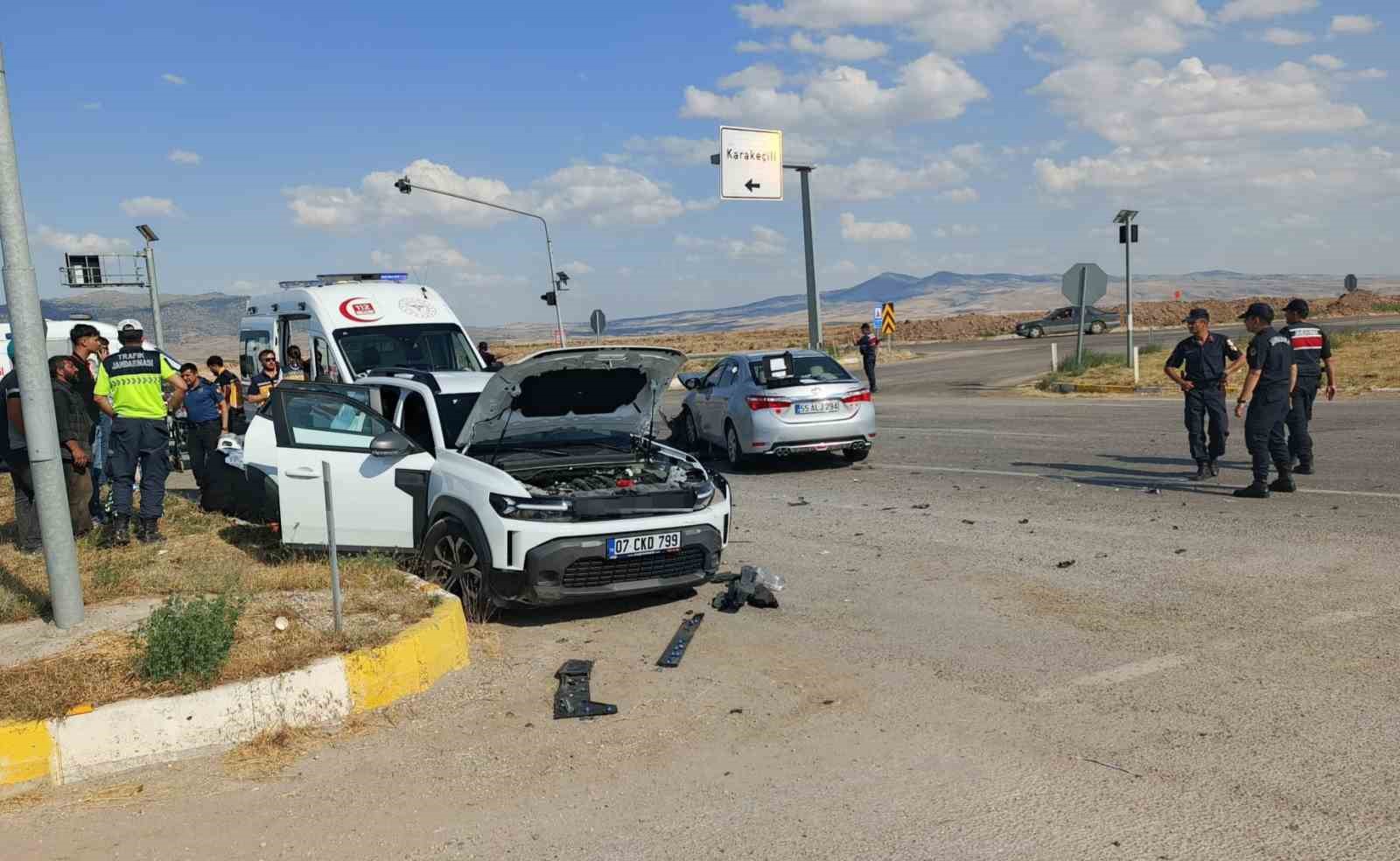 KIRIKKALE’DE İKİ OTOMOBİL ÇARPIŞTI: 6 YARALI