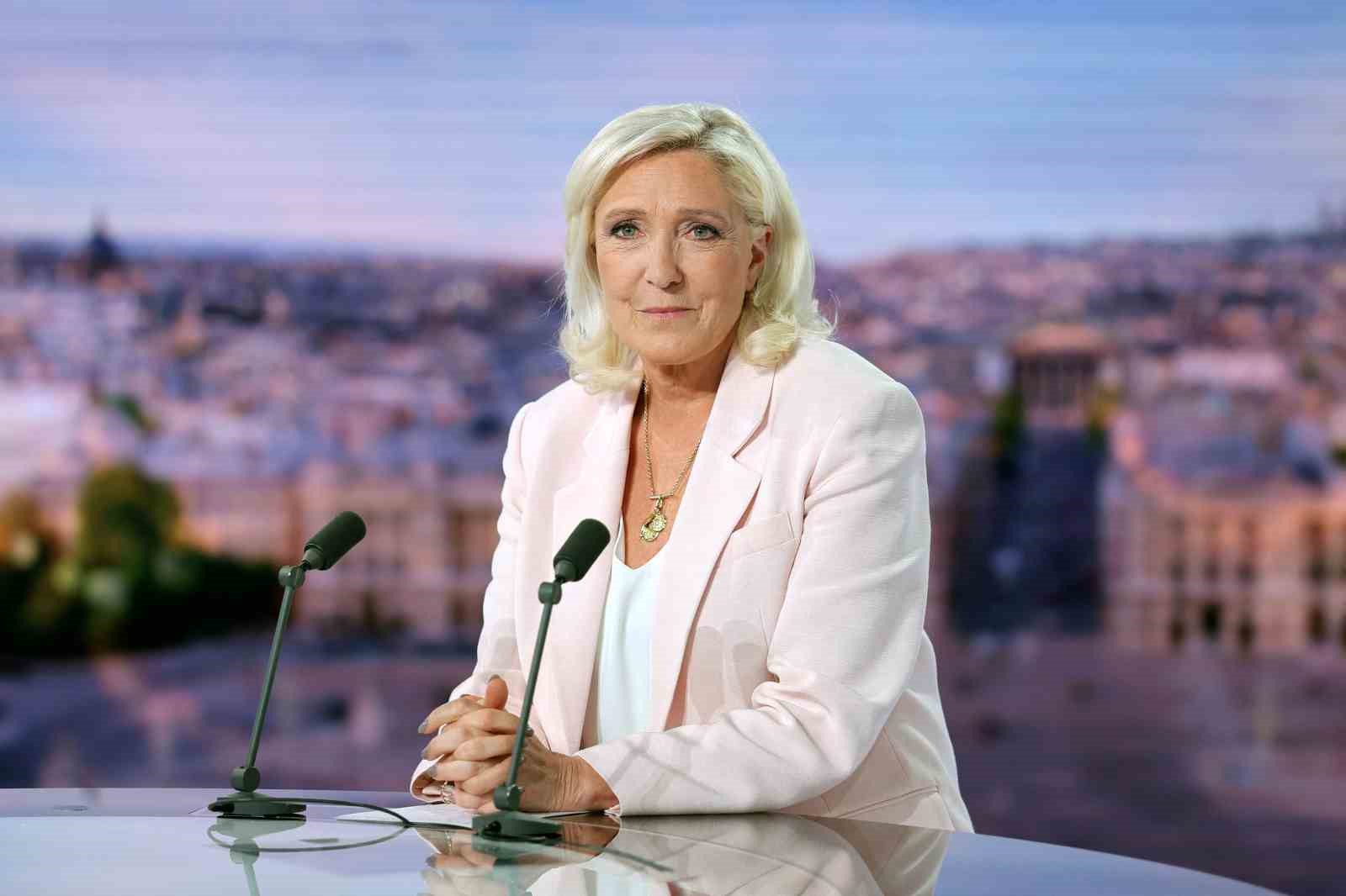 YOLSUZLUKTAN SUÇLU BULUNAN FRANSIZ SİYASETÇİ LE PEN, CUMHURBAŞKANLIĞI ADAYLIĞINI DUYURDU