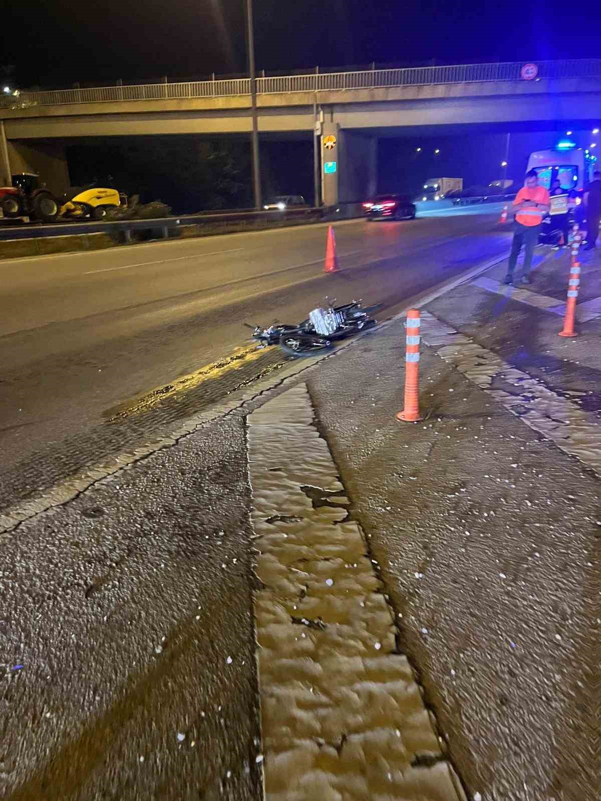 KONTROLDEN ÇIKAN MOTOSİKLET TIRIN ALTINA GİRDİ, SÜRÜCÜ HAYATINI KAYBETTİ