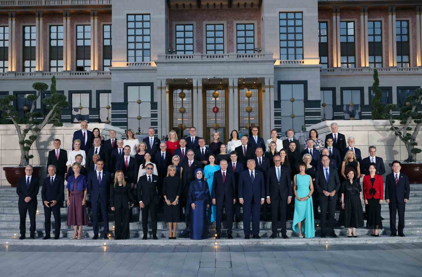 NATO LİDERLERİ KÜLLİYE’DE AİLE FOTOĞRAFINDA BULUŞTU