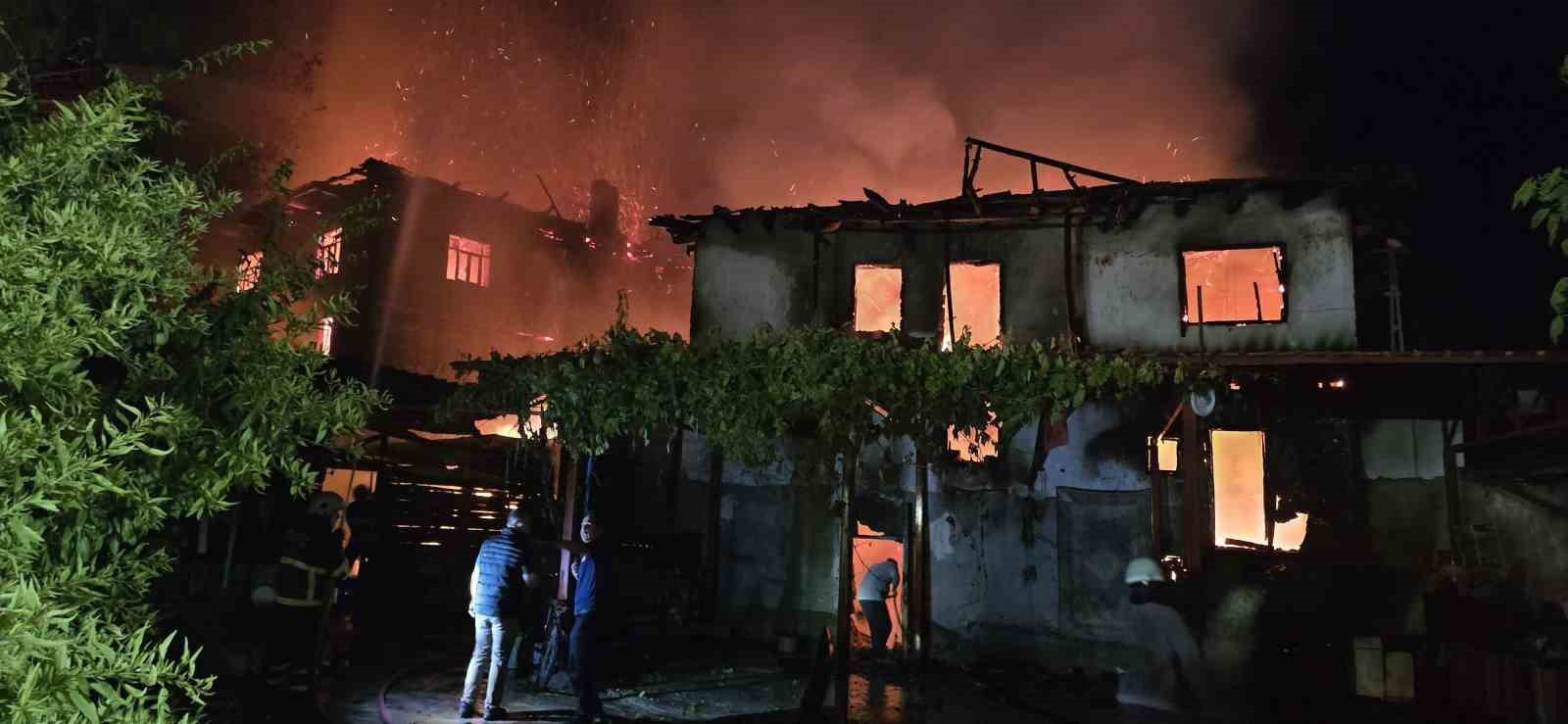 AHŞAP EVDE ÇIKAN YANGIN YANINDAKİ DİĞER AHŞAP EVE DE SIÇRADI