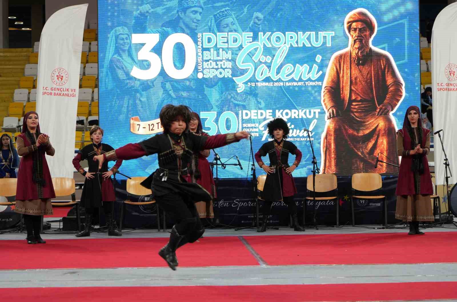 DEDE KORKUT ŞÖLENİ’NDE 11 ÜLKEDEN 15 EKİP SAHNE ALDI