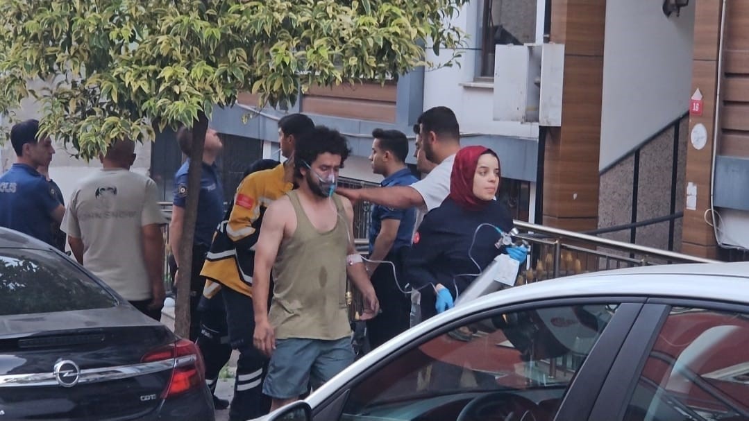 KAĞITHANE’DE 5 KATLI BİNADA ÇIKAN YANGINDA 7 KİŞİ KURTARILDI