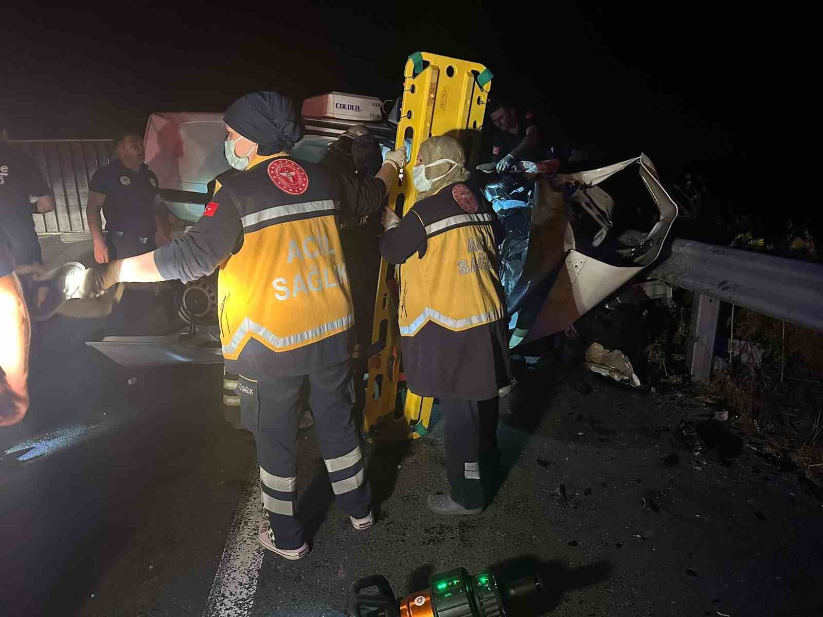 TIRDAN AYRILAN DORSE ZİNCİRLEME KAZAYA SEBEP OLDU: 3 ÖLÜ