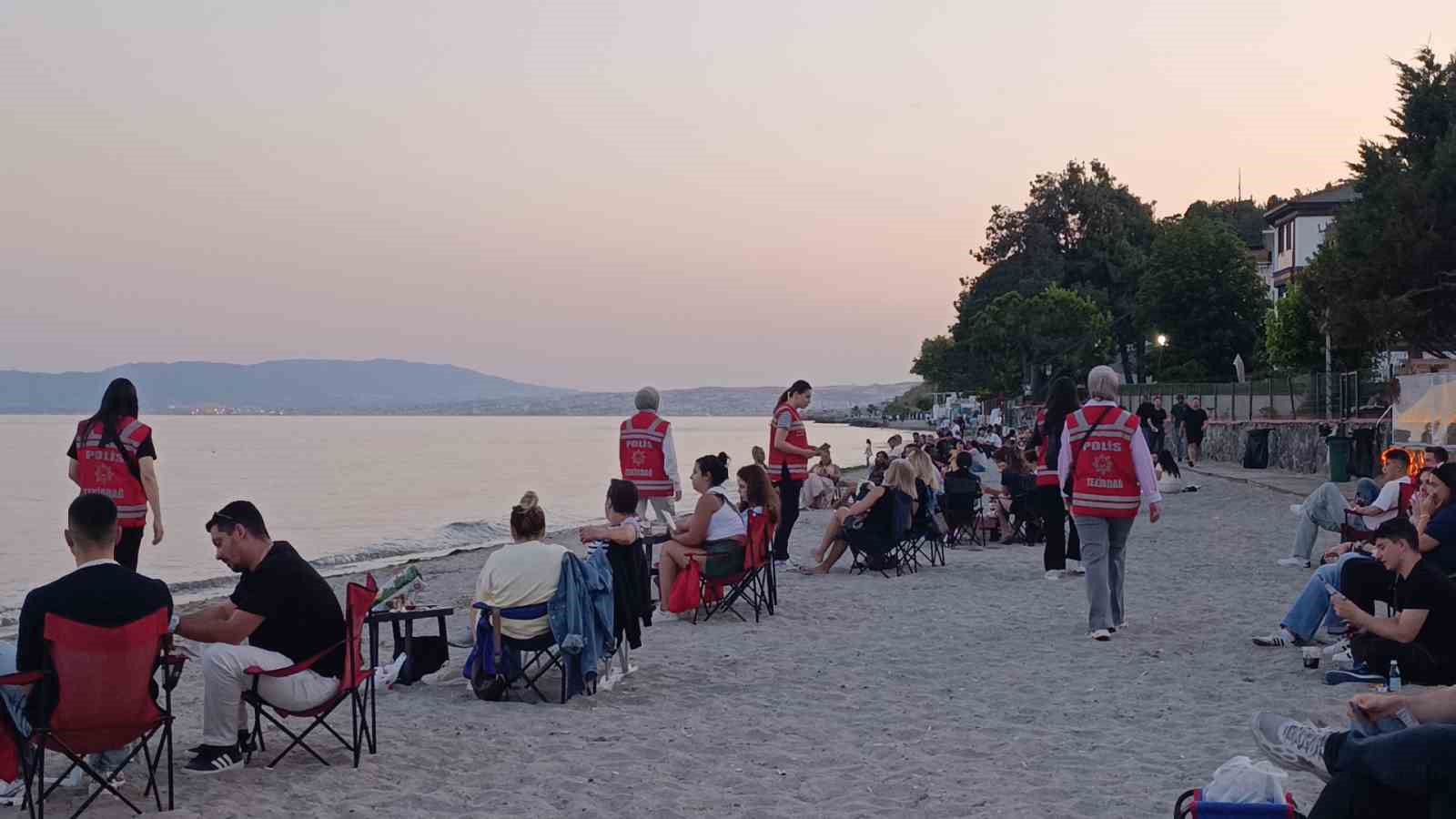 KADIN POLİSLERDEN HUZUR MESAİSİ: SAHİLDE BROŞÜR DAĞITTILAR