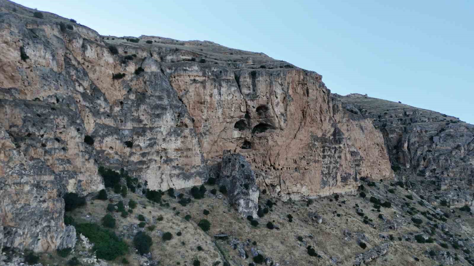 BİN 250 RAKIMDAKİ MAĞARADA İNSAN KEMİKLERİ BULUNDU