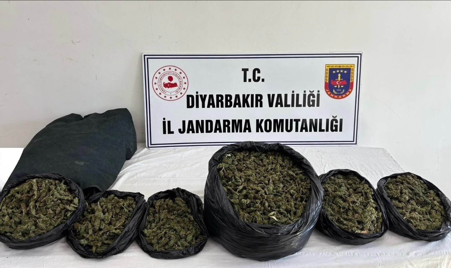 DİYARBAKIR’DA 41 KİLO ESRAR ELE GEÇİRİLDİ, 18 ŞÜPHELİYE İŞLEM YAPILDI