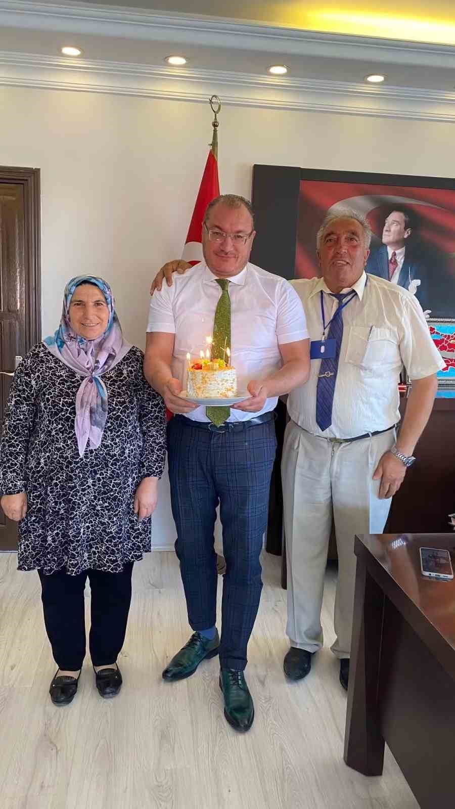 KAYMAKAMA SÜRPRİZ DOĞUM GÜNÜ KUTLAMASI