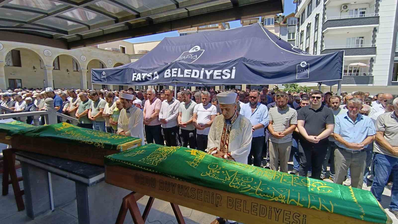 KARDEŞ KATLİAMINDA HAYATINI KAYBEDEN AİLE SON YOLCULUĞUNA UĞURLANDI