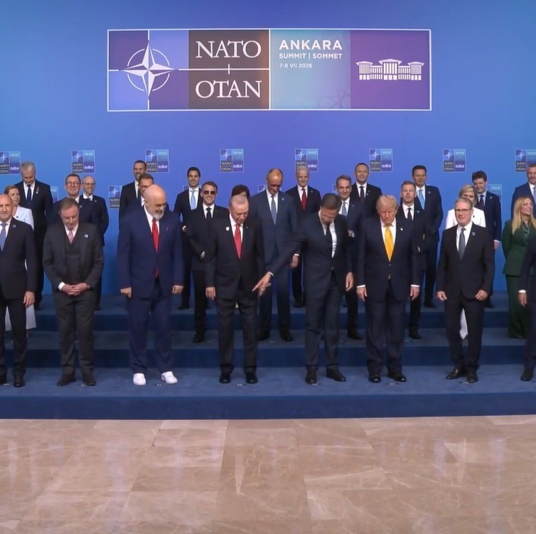 NATO ZİRVESİ’NDE BEYAZ AYAKKABI DETAYI DİKKAT ÇEKTİ
