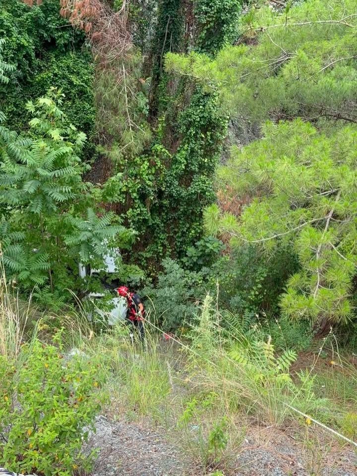 DÖRTYOL’DA UÇURUMDAN UÇAN OTOMOBİLİN SÜRÜCÜSÜ YARALANDI