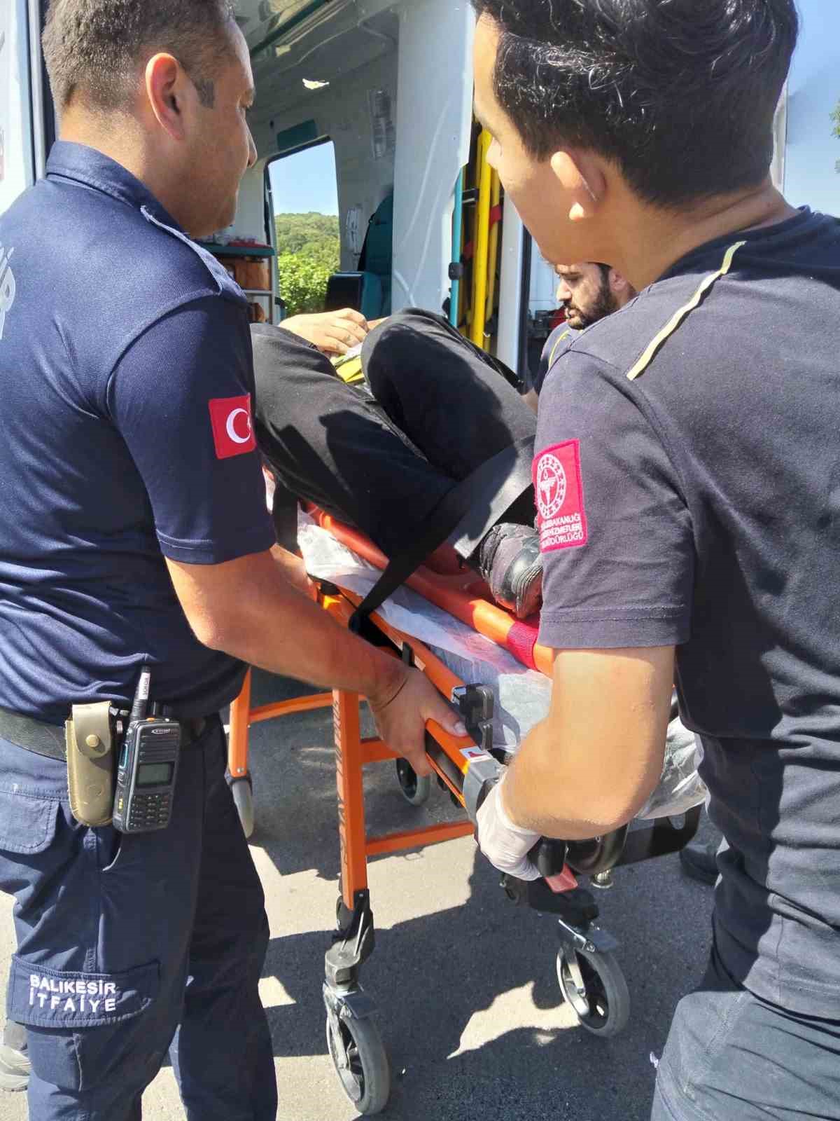 BALIKESİR’DE OTOMOBİLE ARKADAN ÇARPAN ARAÇTA 2 KİŞİ YARALANDI