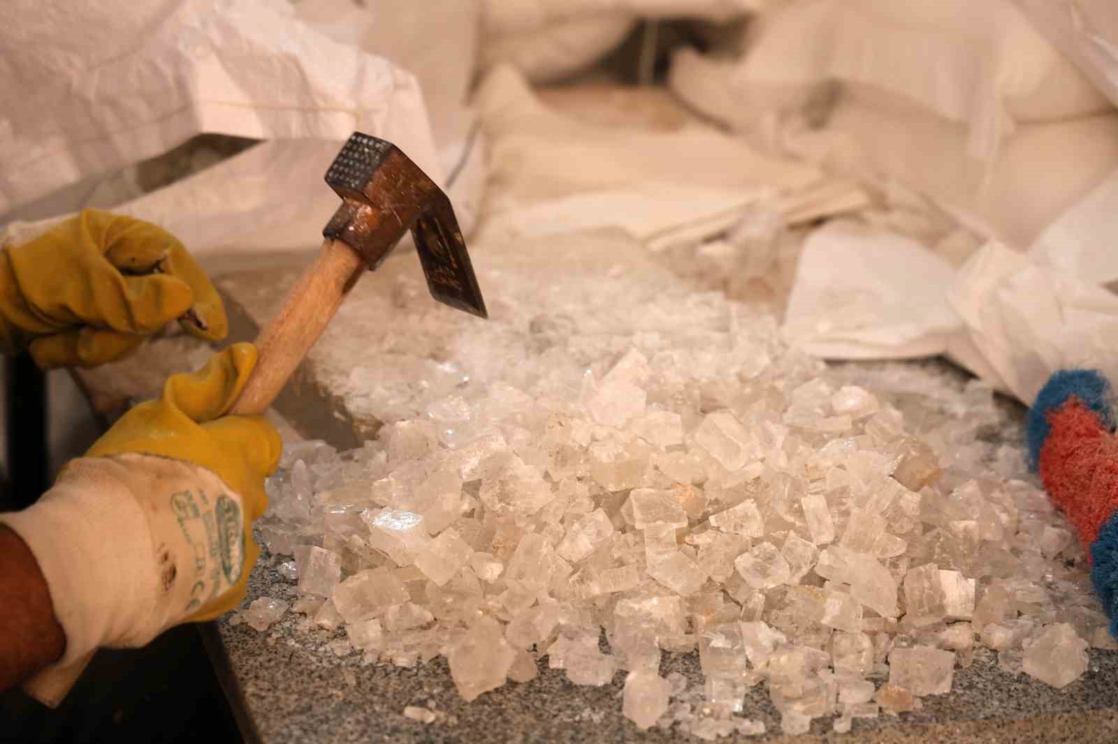 KIRŞEHİR’DE TURŞULUK SEZONU KAYA TUZU SATIŞLARINI HAREKETLENDİRDİ