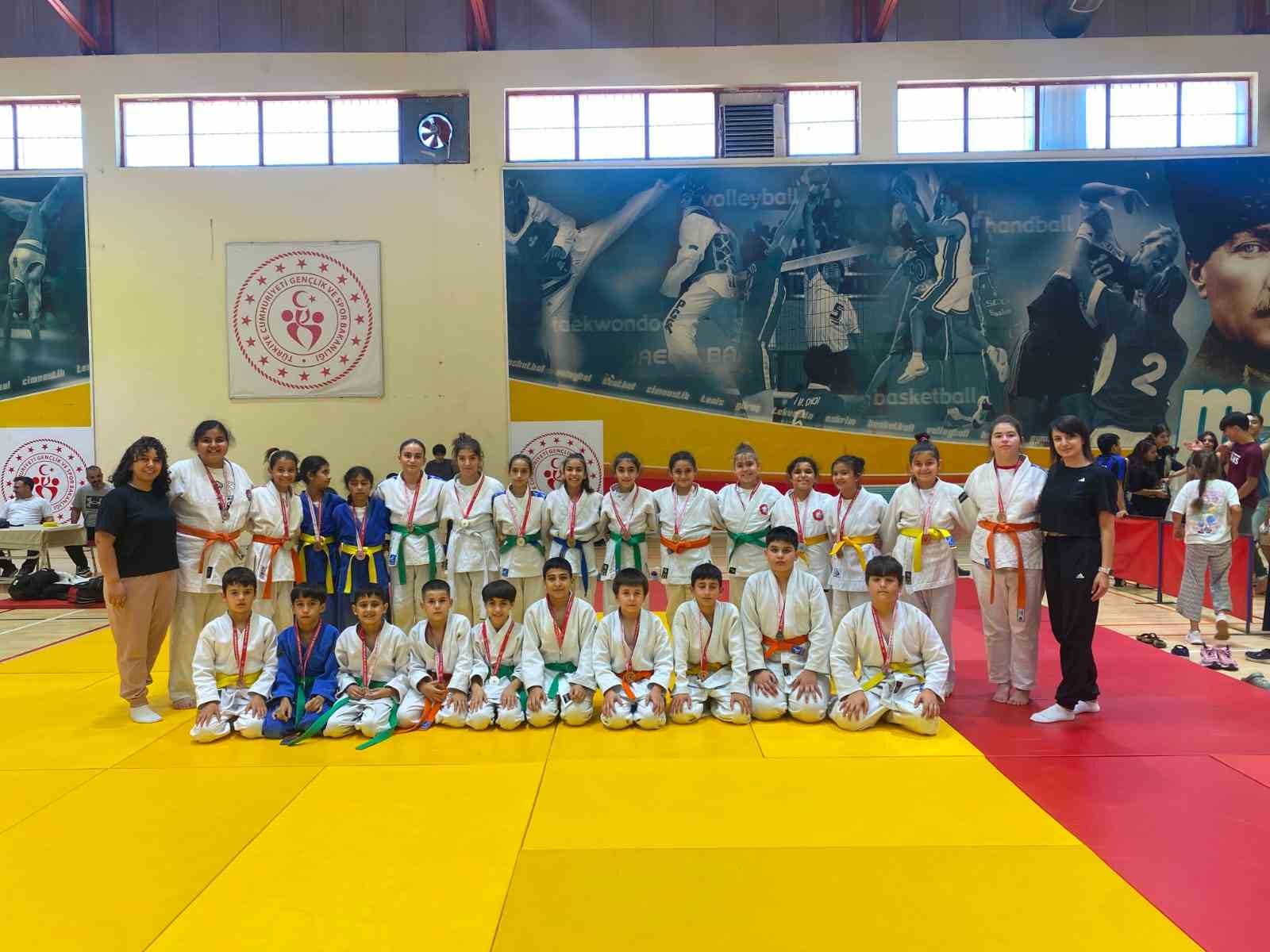 SALİHLİ’DEN 21 MADALYALIK ZAFER