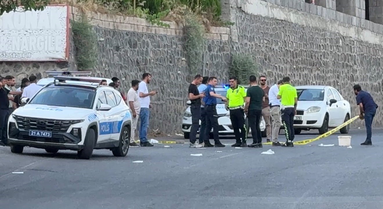 DİYARBAKIR’DA SEYİR HALİNDEKİ ARACA SİLAHLI SALDIRI: 1 AĞIR YARALI