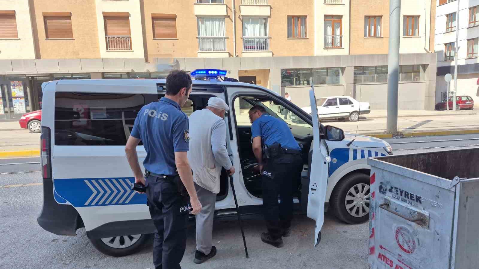 YAŞLI ADAM 1 MİLYON TL DOLANDIRILMAKTAN SON ANDA KURTARILDI