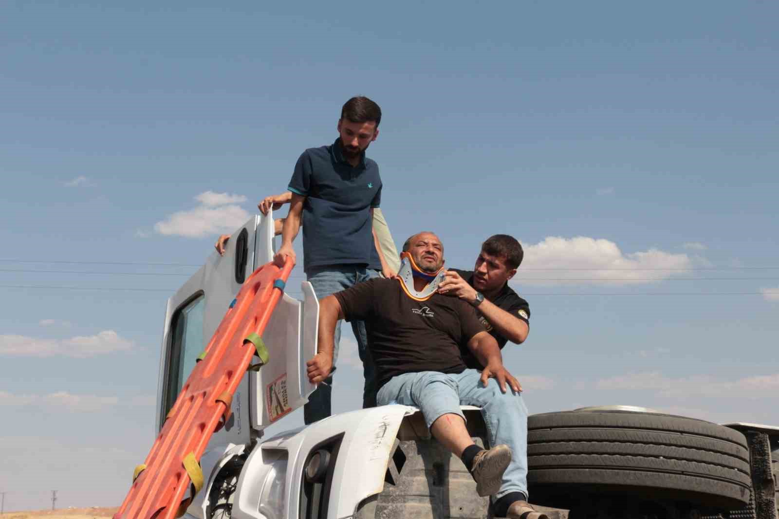 CİZRE’DE VİRAJI ALAMAYAN TIR DEVRİLDİ: 1 YARALI