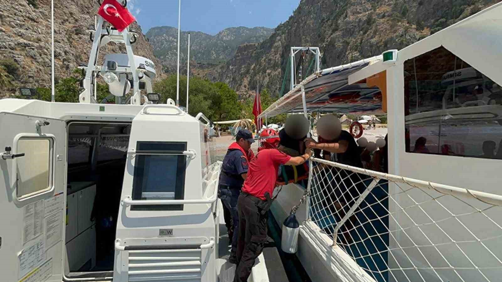 KELEBEKLER VADİSİNE DÜŞEN VE YARALANAN PARAŞÜTÇÜYE TIBBİ TAHLİYE GERÇEKLEŞTİRİLDİ