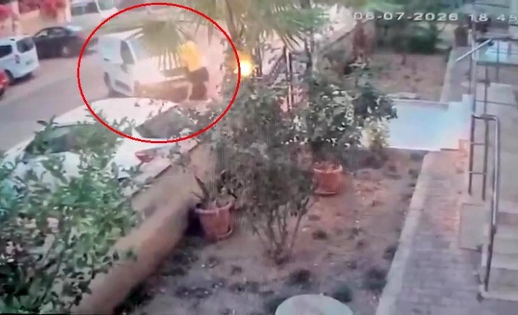 TARTIŞTIĞI KİŞİNİN ÜZERİNE ARACI SÜRÜP KAPIYA SIKIŞTIRDI: O ANLAR KAMERAYA YANSIDI