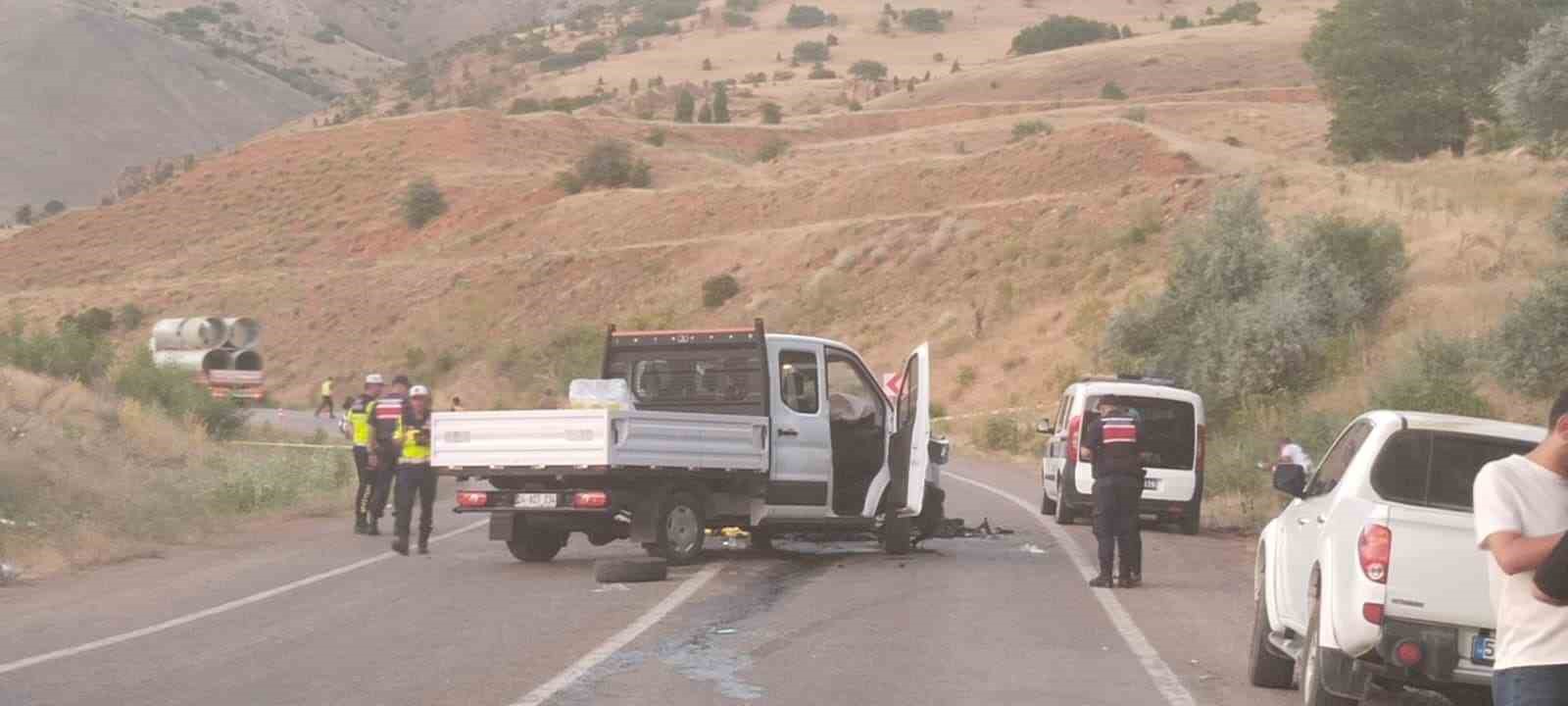 SİVAS’TA KAMYONETLE OTOMOBİL ÇARPIŞTI: 1 ÖLÜ, 2 YARALI