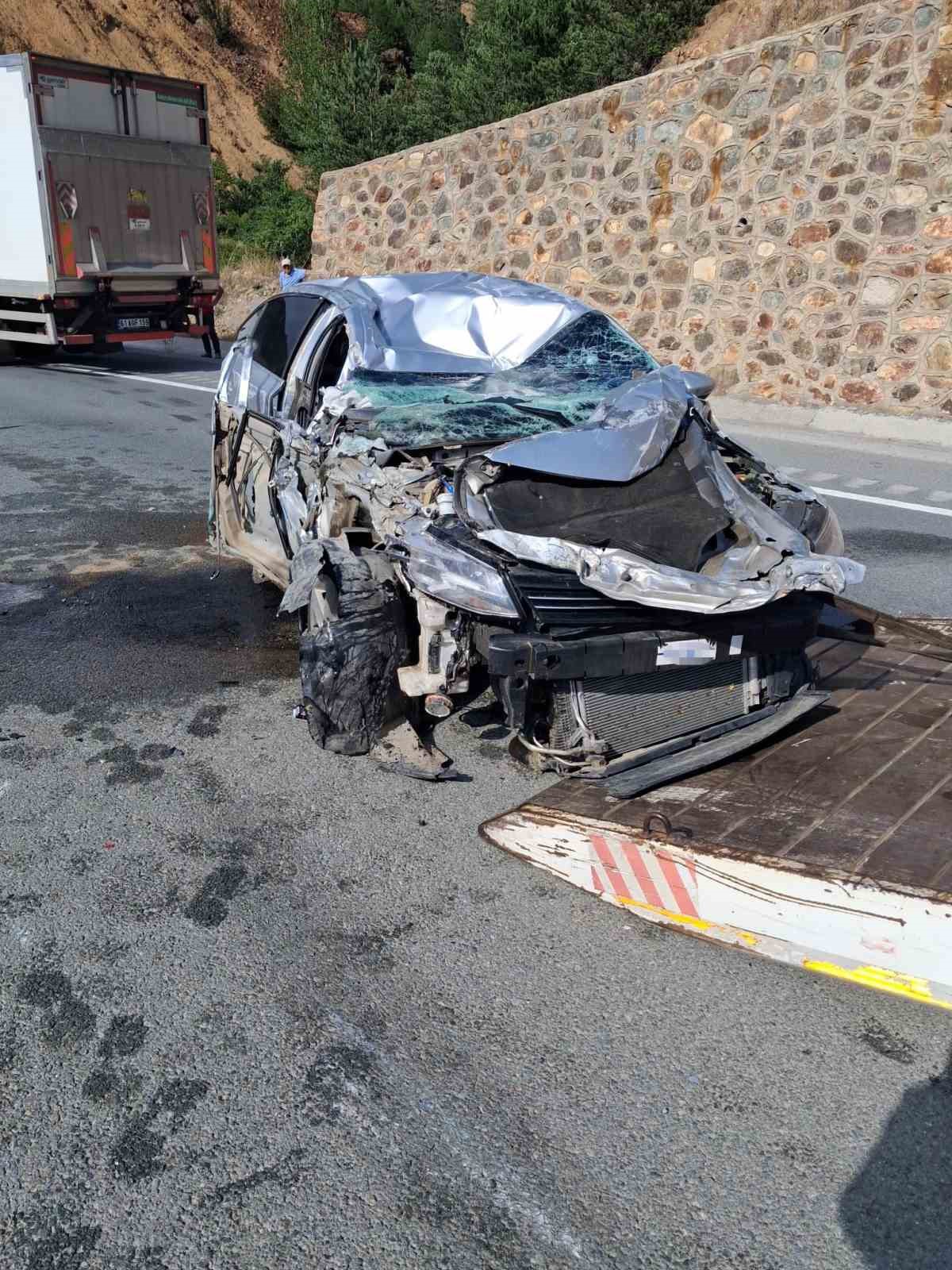 TÜNEL ÇIKIŞINDA KAMYONA ÇARPAN OTOMOBİL TAKLA ATTI: 1 YARALI