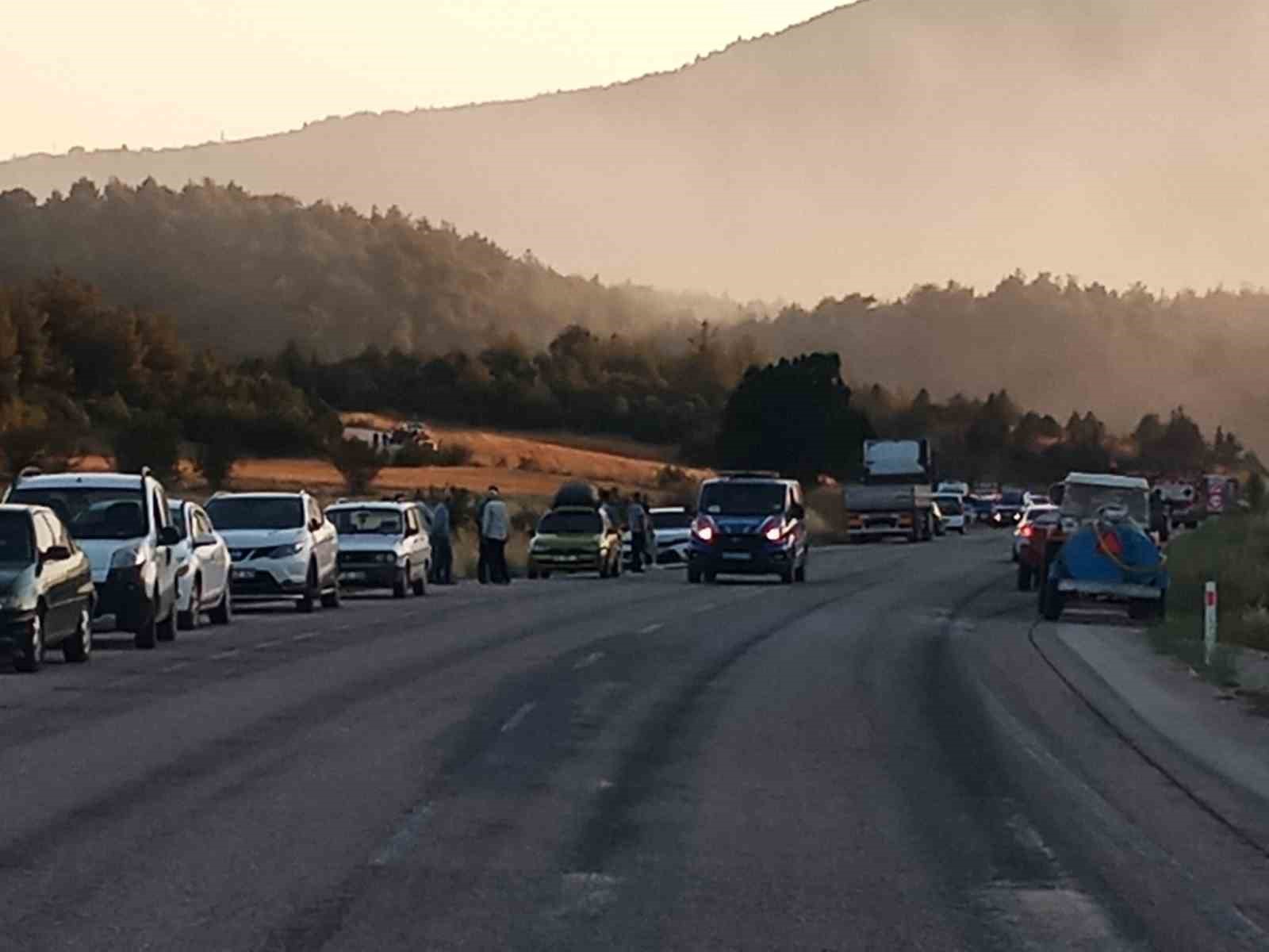 VEZİRHAN-GÖLPAZARI KARAYOLU ORMAN YANGINI NEDENİYLE TRAFİĞE KAPATILDI