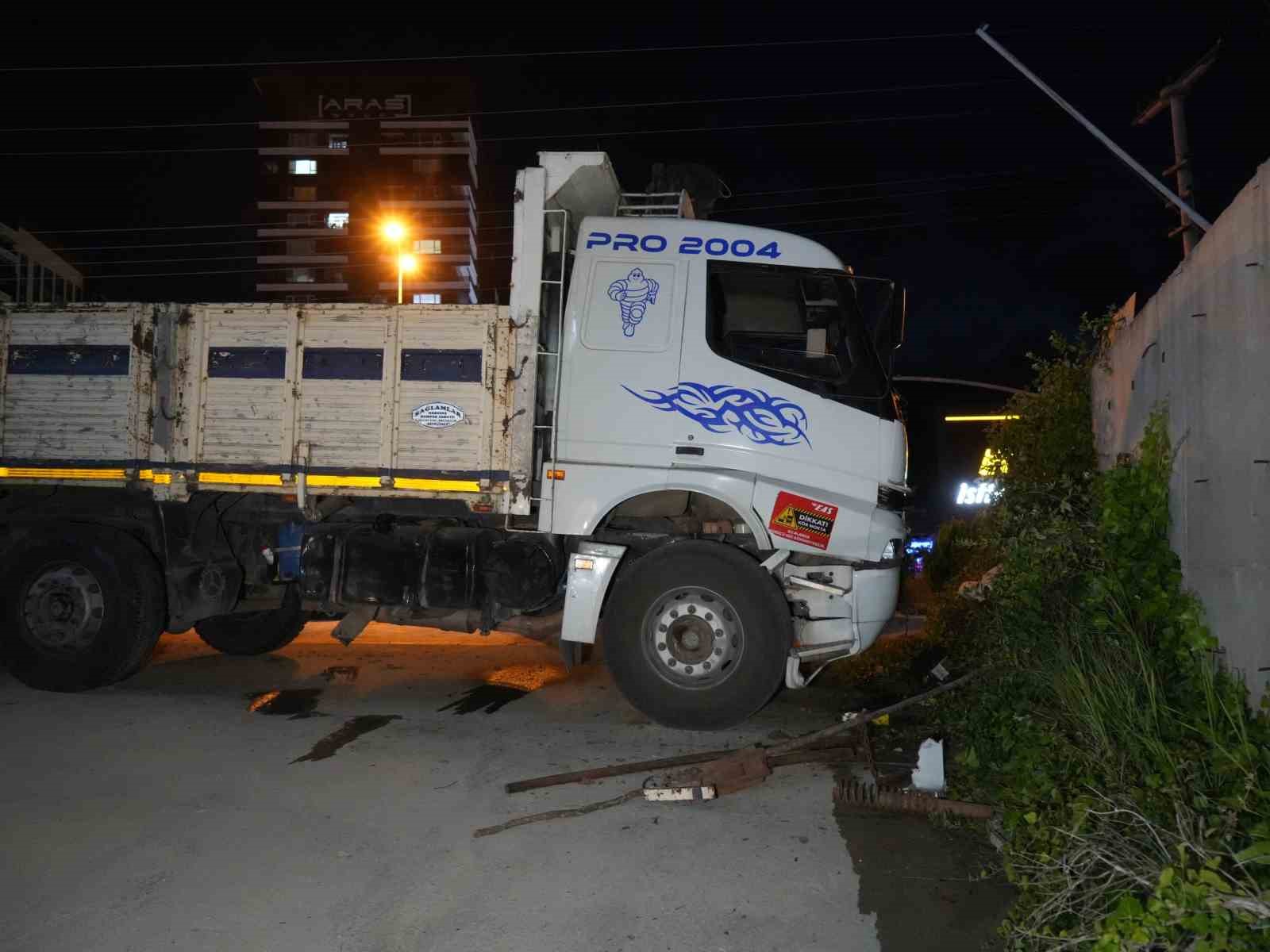DİREKSİYON BAŞINDA FENALAŞAN SÜRÜCÜ, İSTİNAT DUVARINA ÇARPTI