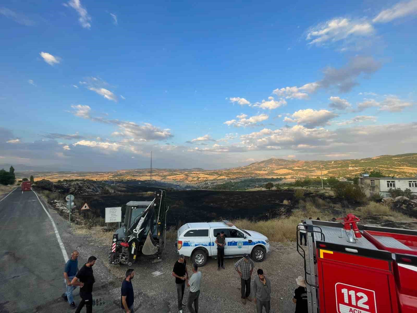 ZİRAİ VE ORMANLIK ALANDA ÇIKAN YANGIN 5 SAAT SONRA SÖNDÜRÜLDÜ