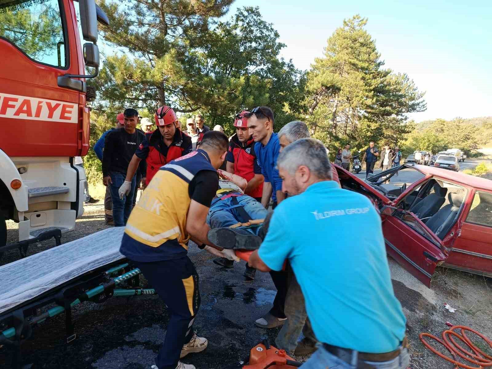 DURSUNBEY’DE TRAFİK KAZASI: 3 YARALI