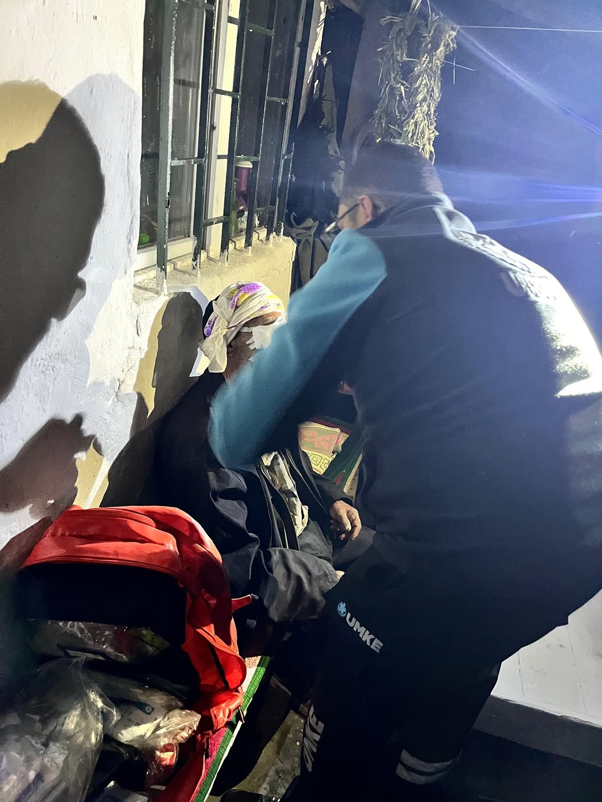 KARS’TA UMKE ZORLU ARAZİYİ AŞTI; YAYLADA YARALANAN 81 YAŞINDAKİ VATANDAŞ KURTARILDI