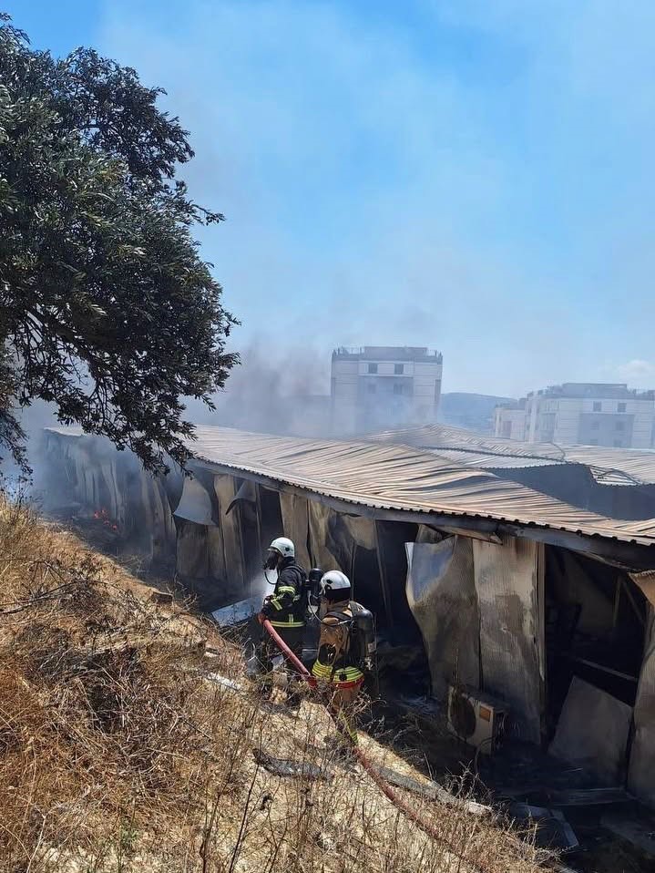 İŞÇİLERİN KALDIĞI KONTEYNER YATAKHANE ALEVLERE TESLİM OLDU